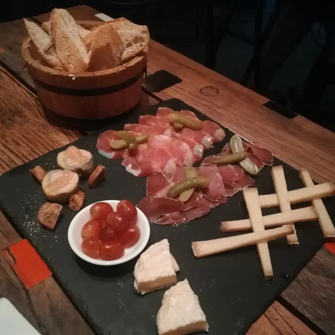La Cabane Wine Bistro photo 4