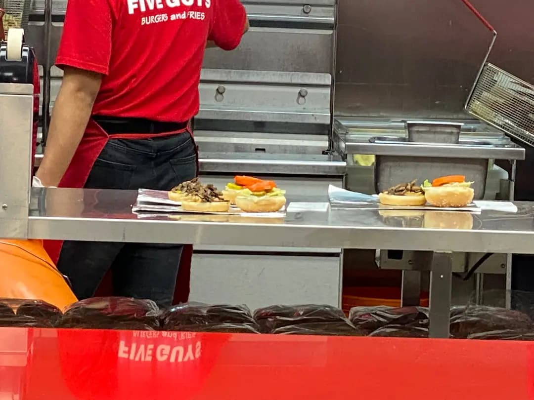 FIVE GUYS photo 7