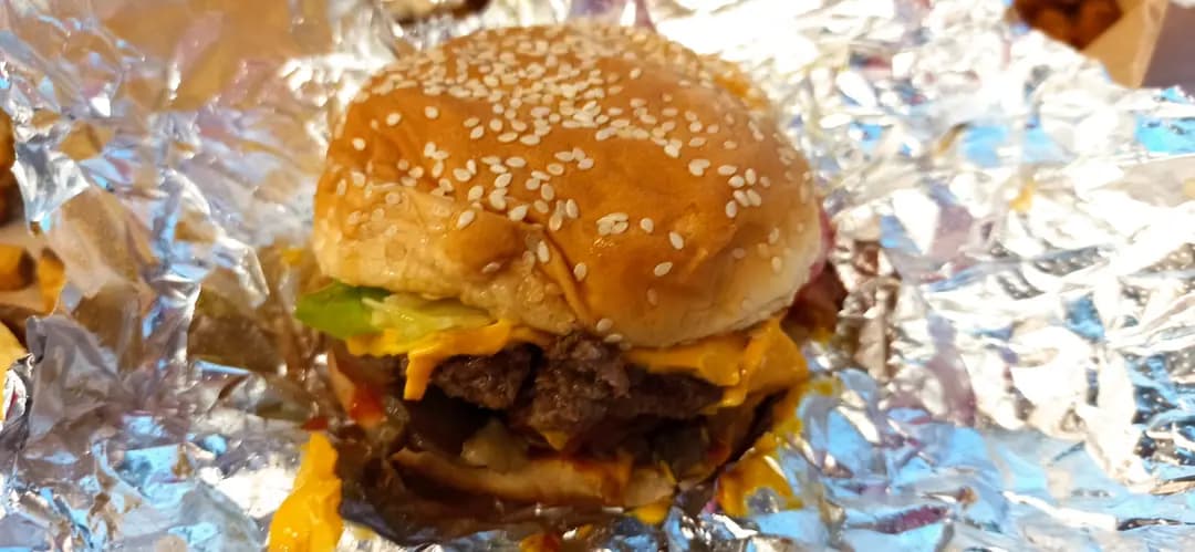 FIVE GUYS photo 1