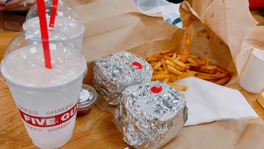 FIVE GUYS photo 3