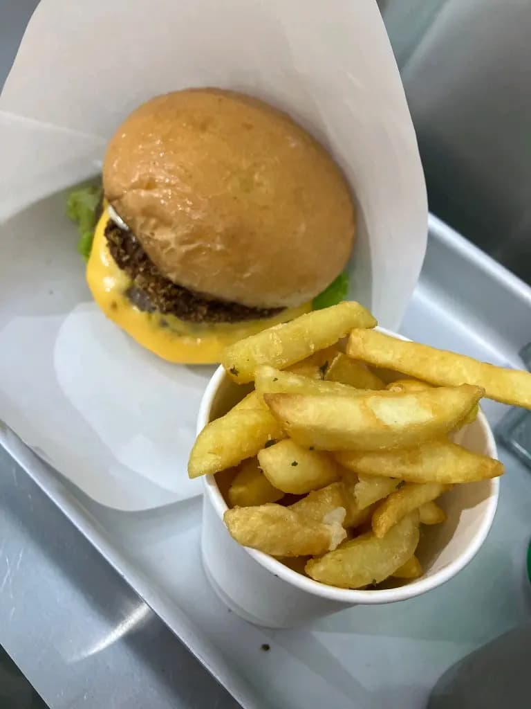 MIRROR BURGER (皇后大道西) photo 1