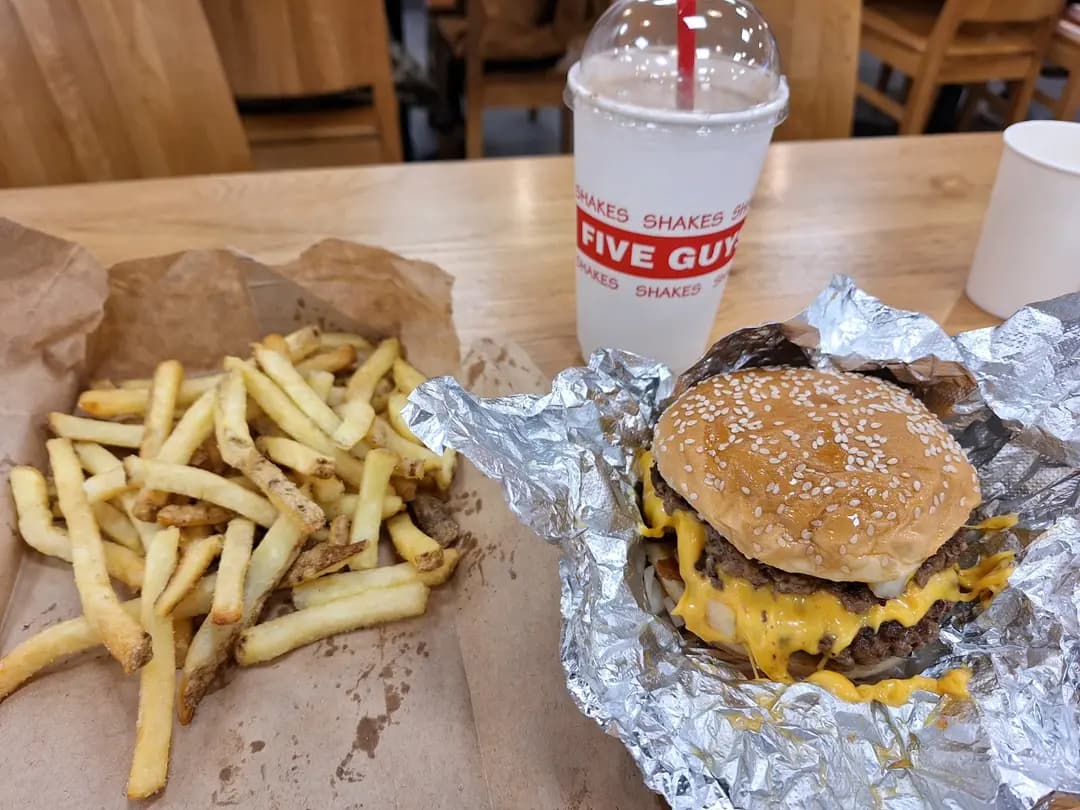 FIVE GUYS photo 3