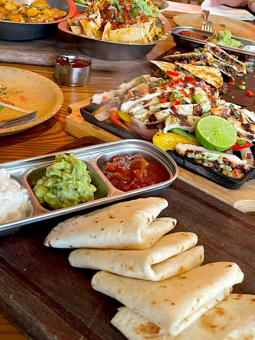 EL CHAPO Bar & Grill photo 7