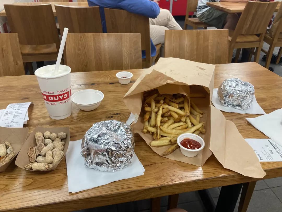 FIVE GUYS photo 7