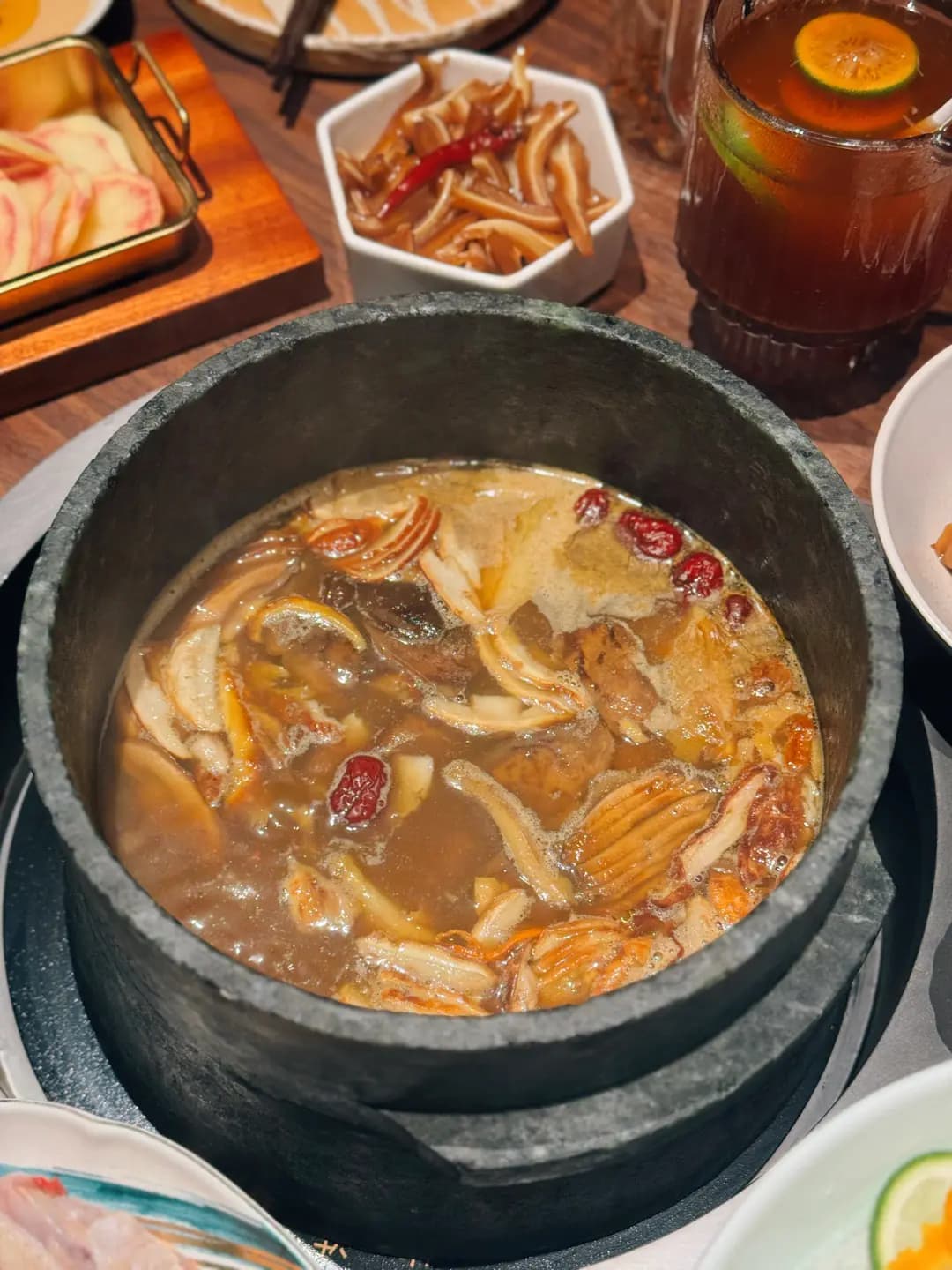蘑界野生菌石鍋雞 photo 2