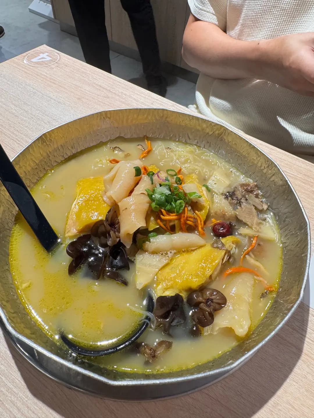雞駅花膠雞米線專門店 photo 1