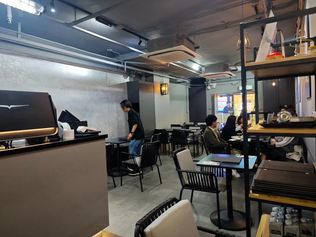 Day One Cafe (駱駝漆大廈第三座) photo 2