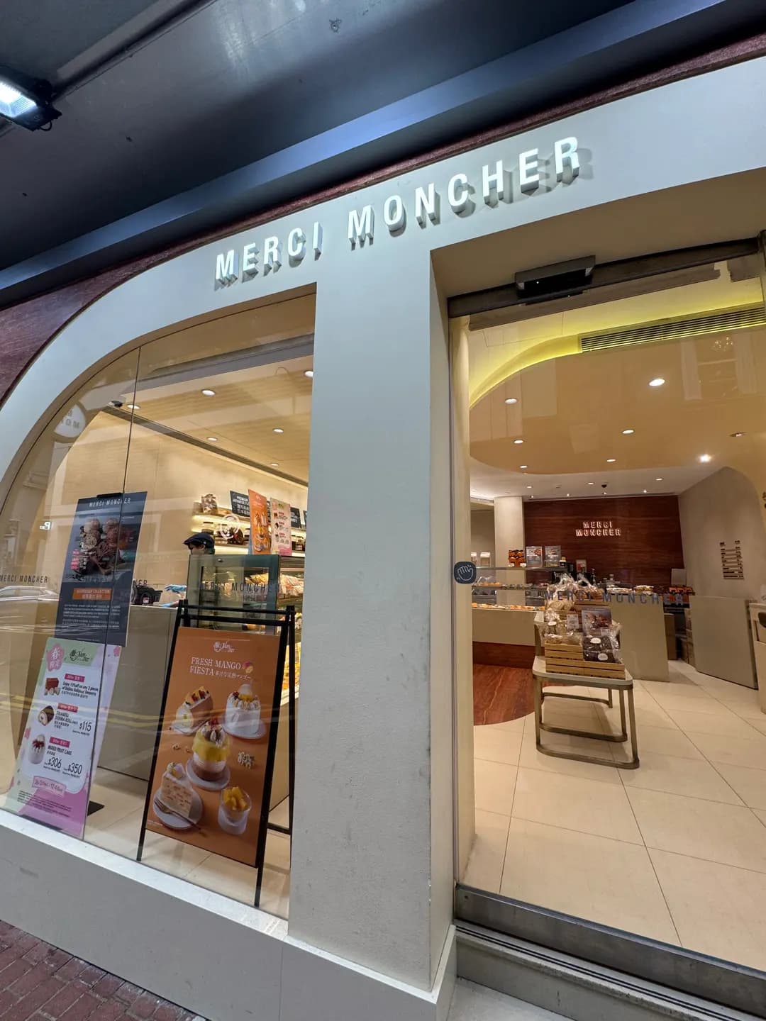 MERCI MONCHER photo 6